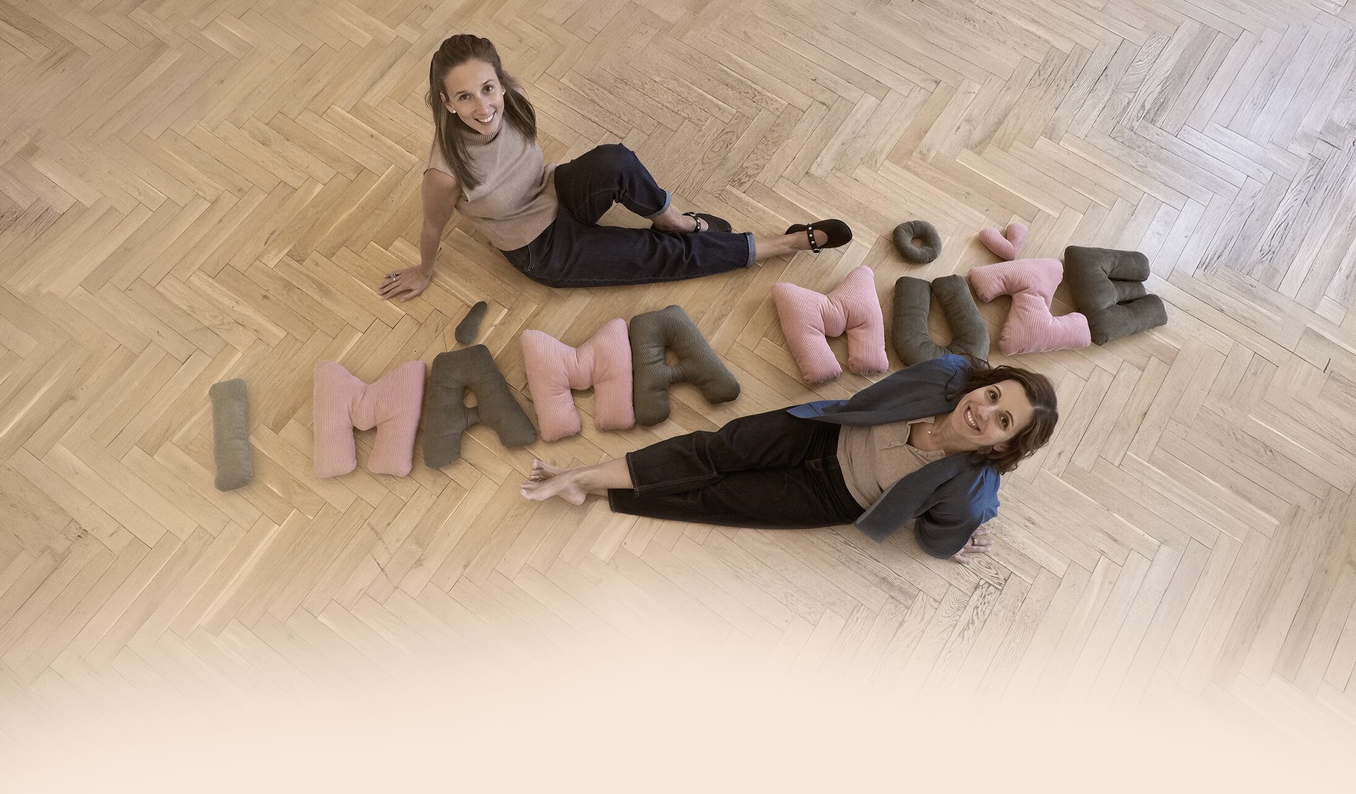 Mamy s detmi na drevene podlaze